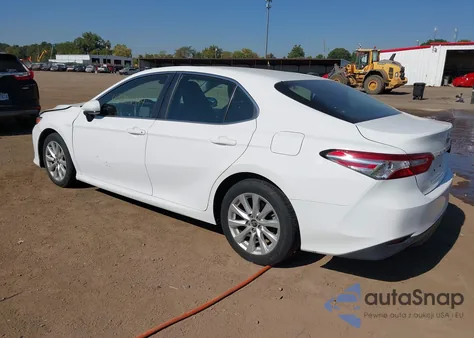2018 Toyota Camry Le z USA, uszkodzony, nr VIN 4T1B11HK6JU627132